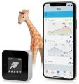 Eve Room ze smartfonem, otwartą aplikacją i żyrafą